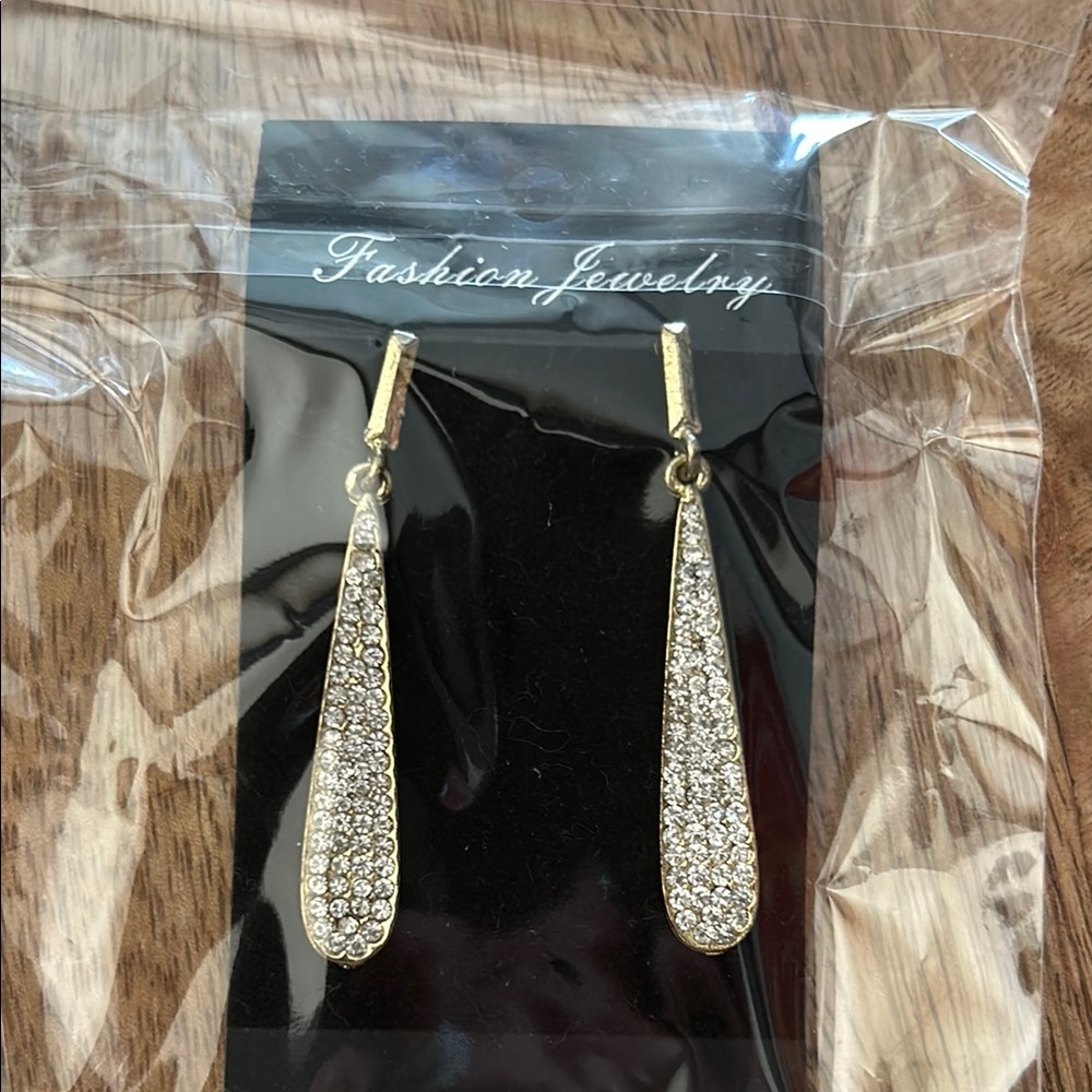 Elegant Gold Drop Earrings with Crystals